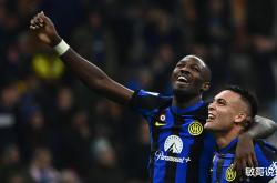 包含赛地聚焦：欧联赛前热度飙升，费耶诺德再遭质疑，气氛紧张，阵容厚度经受考验的词条-开云入口